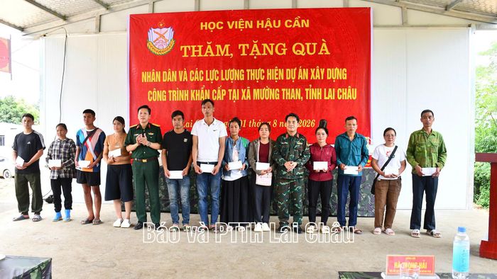 Đoàn công tác Học viện Hậu cần tặng quà nhân dân và các lực lượng thực hiện Dự án xây dựng công trình khẩn cấp tại bản Sân Bay, xã Mường Than.