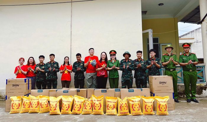 ... trao quà động viên cán bộ, chiến sĩ Trung đoàn 880 đang hỗ trợ người dân xây dựng khu tái định cư.