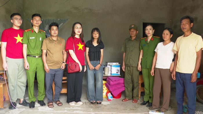 Đại diện các đơn vị thăm hỏi, trao quà động viên em Tẩn Thị Mấy ở bản Quyết Tiến, xã Pắc Ta.