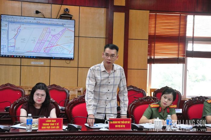 Đại diện Chi nhánh Phát triển quỹ đất khu vực đô thị báo cáo tại cuộc họp