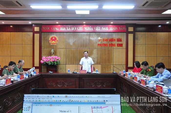 Lãnh đạo UBND phường Đông Kinh phát biểu tại cuộc họp