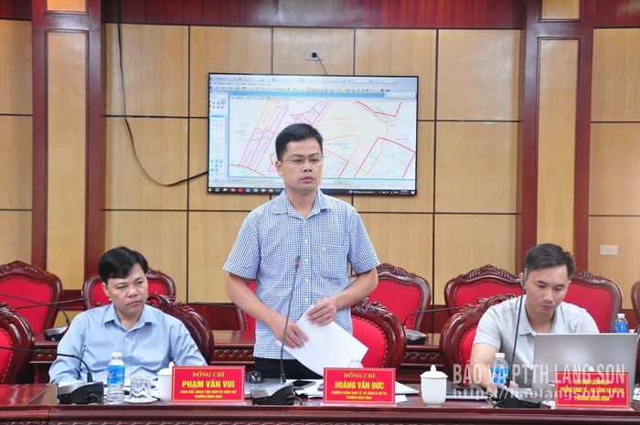 Lãnh đạo phòng chuyên môn thuộc UBND phường báo cáo tại cuộc họp