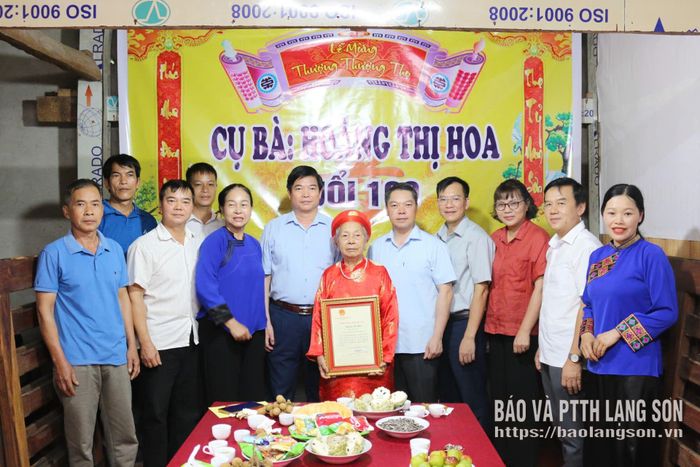 Đồng chí Đoàn Thanh Sơn, Phó Chủ tịch UBND tỉnh trao thiếp mừng thọ và tặng quà cụ Hoàng Thị Hoa