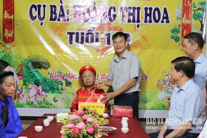 Lãnh đạo xã Bằng Mạc tặng quà mừng thọ cụ Hoàng Thị Hoa