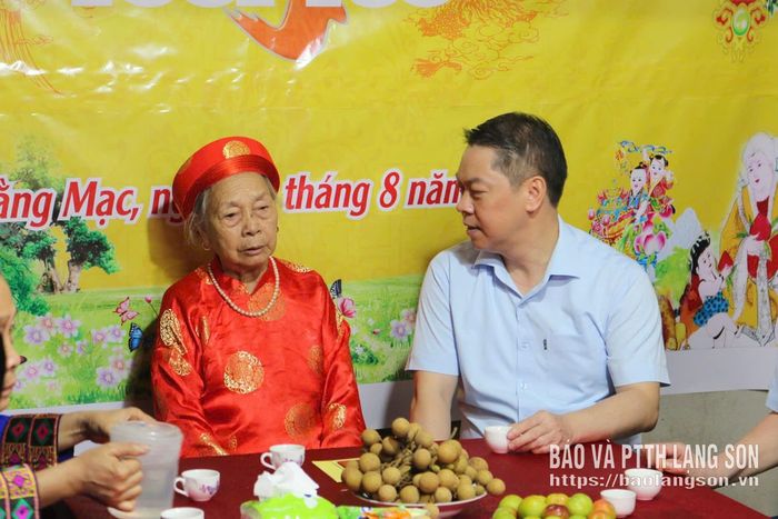 Đồng chí Đoàn Thanh Sơn, Phó Chủ tịch UBND tỉnh thăm hỏi sức khỏe cụ Hoàng Thị Hoa