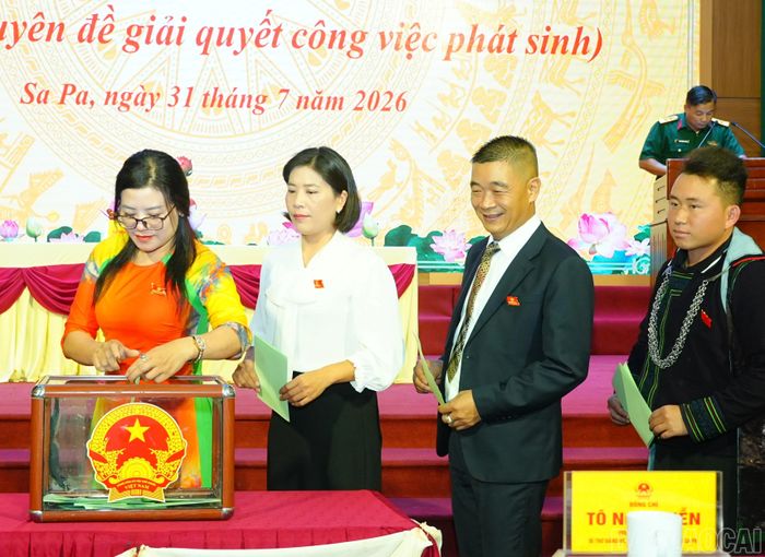 Kỳ họp tiến hành bầu các chức danh Chủ tịch HĐND và Chủ tịch UBND phường Sa Pa.