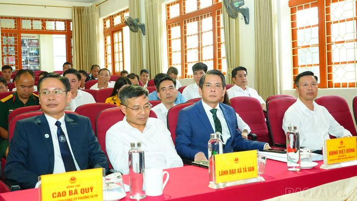 Các đại biểu dự kỳ họp.