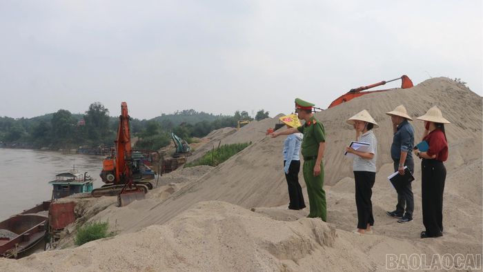 Lực lượng chức năng xã Quy Mông kiểm tra hoạt động khai thác khoáng sản trên địa bàn.