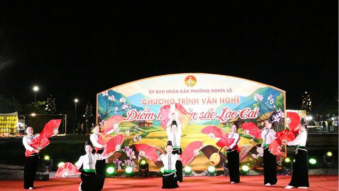 Biểu diễn tiết mục “Hương sắc bản em” tại chương trình nghệ thuật “Điểm hẹn bản sắc Lào Cai”.