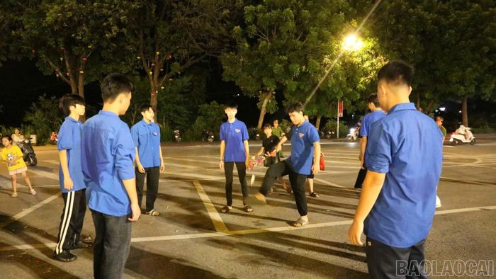 Các trò chơi dân gian được tổ chức trong khuôn khổ chương trình, thu hút người dân và du khách tham gia.