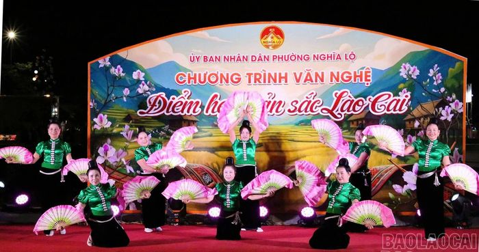 Các tiết mục văn nghệ mang đậm bản sắc văn hóa dân tộc Thái.