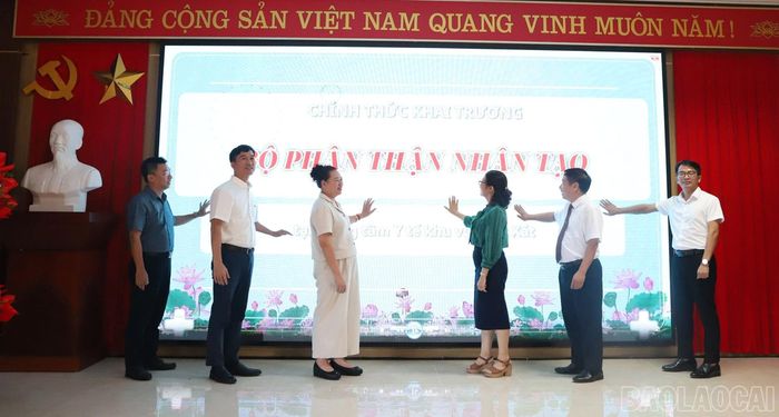 Đại biểu thực hiện nghi thức nhấn nút khai trương Bộ phận Thận nhân tạo.