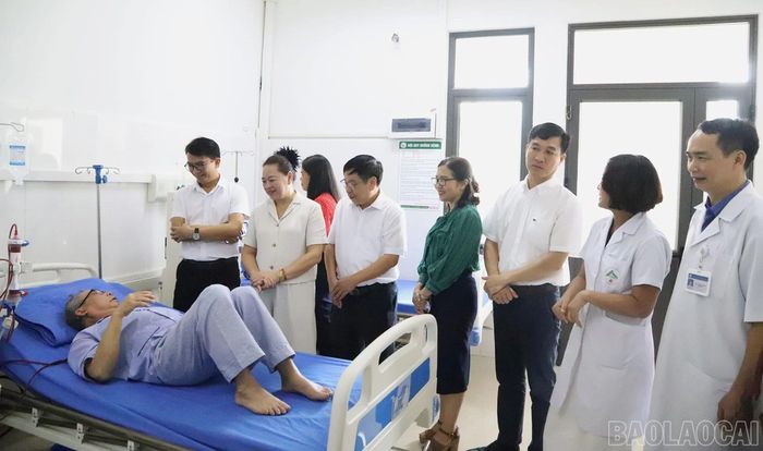 Các đại biểu thăm người bệnh chạy thận nhân tạo.