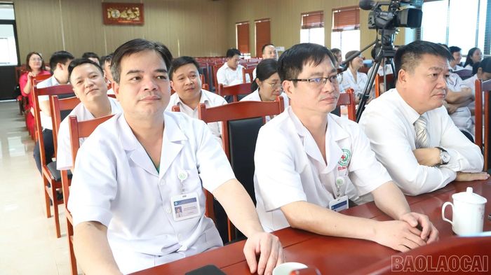 Đại biểu dự lễ khai trương.