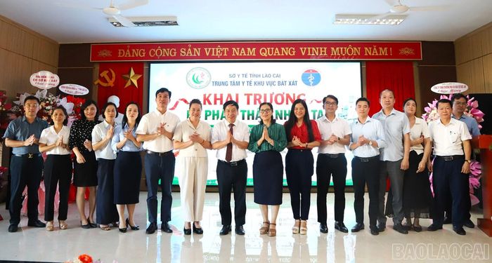 Đại biểu chụp ảnh lưu niệm tại buổi lễ.