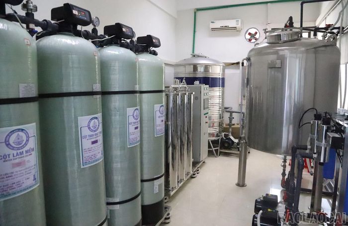 Bộ phận Thận nhân tạo được đầu tư 3 máy chạy thận nhân tạo, hệ thống lọc nước RO công suất 1.250 lít mỗi giờ, hệ thống xét nghiệm đồng bộ cùng các trang thiết bị chuyên môn phục vụ triển khai kỹ thuật chạy thận nhân tạo cơ bản.