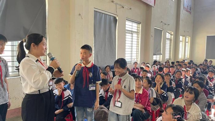 Trường Phổ thông dân tộc nội trú THCS &amp; THPT Mường Khương tăng cường các hoạt động Câu lạc bộ tiếng Anh cho học sinh.