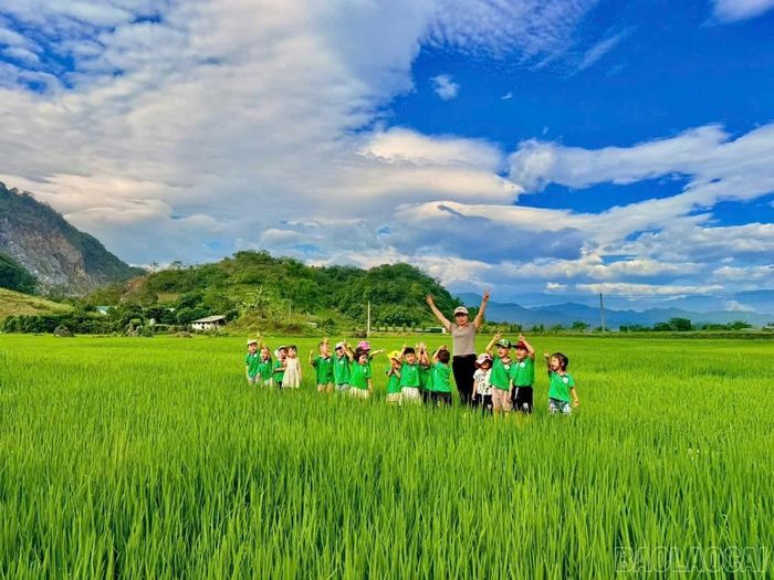 Học sinh điểm trường Bản Cầm, Trường Mầm non Ánh Dương, xã Phong Hải tham gia hoạt động "Bé vui trải nghiệm".
