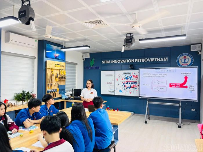 Trường THPT Nguyễn Huệ, phường Yên Bái với tiết học giáo dục STEM giúp học sinh làm chủ khoa học, công nghệ.