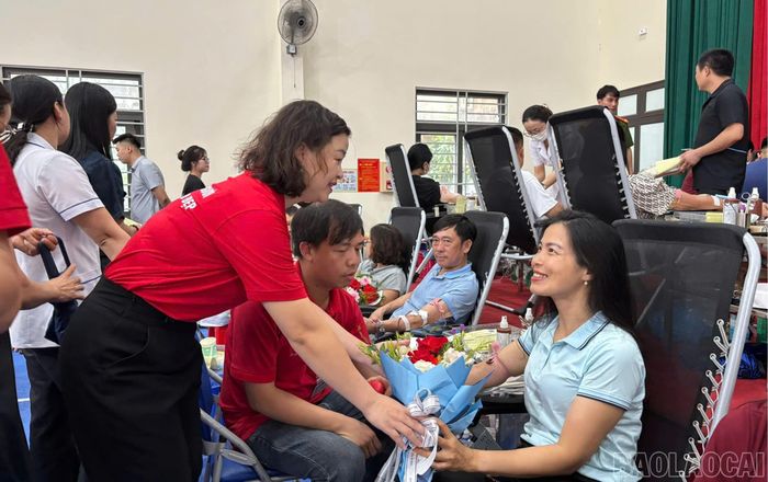 Đông đảo tình nguyện viên tham gia hiến máu tình nguyện.