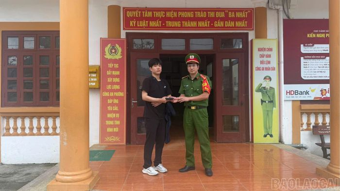 Du khách Hàn Quốc Lee Jungyo nhận lại chiếc ví cùng giấy tờ và tài sản bị thất lạc.