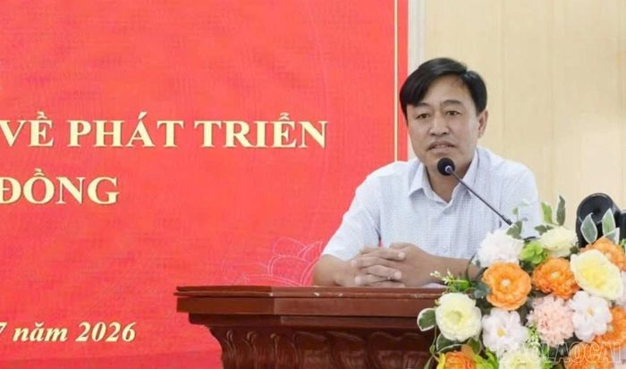 Lãnh đạo hai xã trao đổi kinh nghiệm phát triển du lịch cộng đồng.