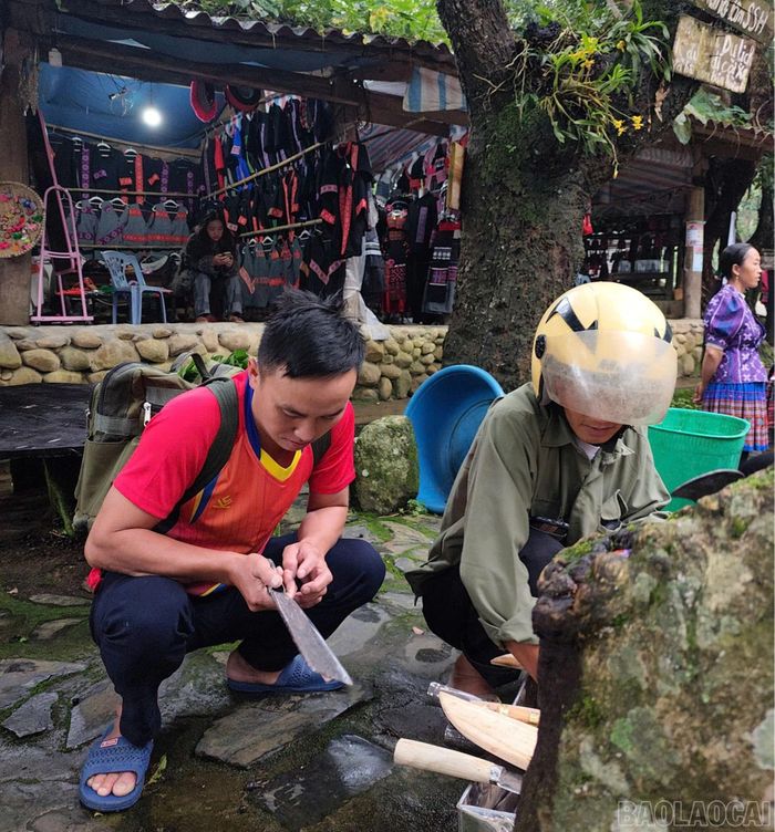 Thành viên Hợp tác xã Du lịch xã Bản Liền tham quan mô hình nghề thủ công tại bản du lịch cộng đồng Sin Suối Hồ.
