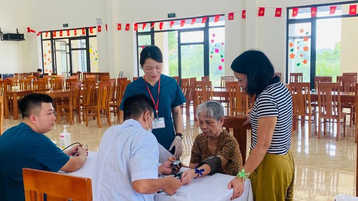 Người cao tuổi trải nghiệm các hoạt động chăm sóc sức khỏe và sáng tạo nghệ thuật tại trung tâm.