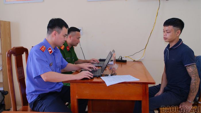 Tòng Thanh Hoàng tại cơ quan công an.