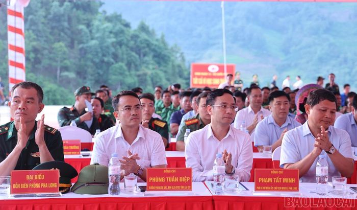 Các đại biểu dự lễ phát động thi đua.