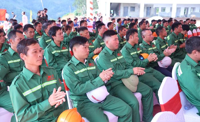 Đại diện các tổ, đội thi công, người lao động tại lễ phát động.