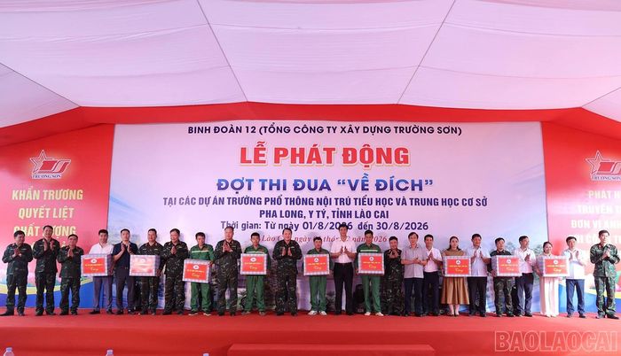 Các đồng chí lãnh đạo tỉnh và Binh đoàn 12 tặng quà các tổ, đội thi công.