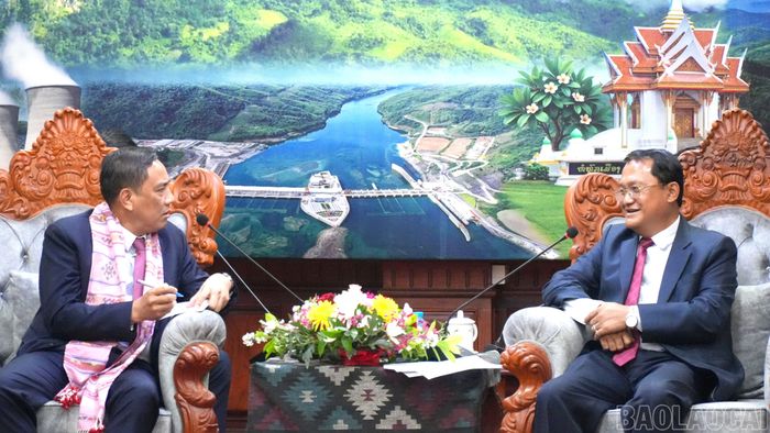 Đồng chí Đuông-ta Xai-vút - Phó Bí thư Tỉnh ủy, Chủ tịch Ủy ban chính quyền tỉnh Xay Nhạ Bu Ly phát biểu tại buổi tiếp.