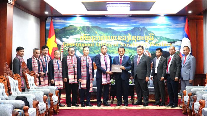Lãnh đạo hai tỉnh Lào Cai và Xay Nhạ Bu Ly trao quà lưu niệm.