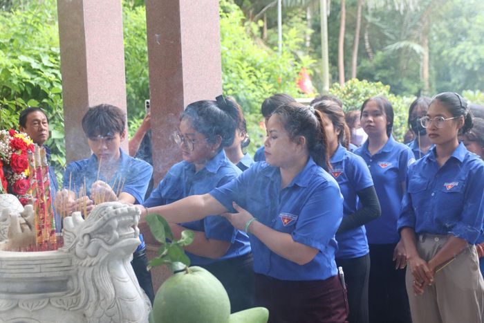 Đoàn viên, thanh niên thắp hương tri ân các anh hùng, liệt sĩ