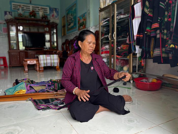 Bà Chớc quấn chỉ vào thoi dệt
