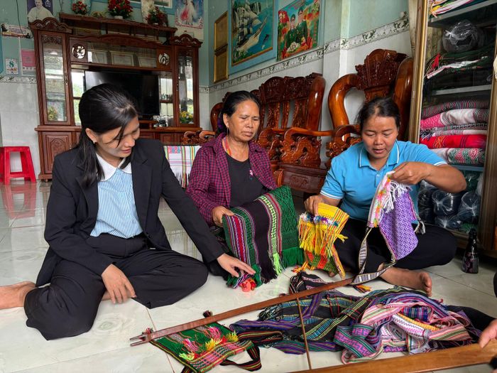 Bà Điểu Thị Chớc dạy con cháu hoa văn người Mạ