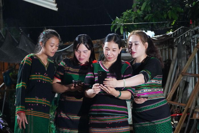 Người dân bon Đắk N’Drung thường xuyên theo dõi các thông tin của xã được đăng tải trên trang mạng xã hội chính thống