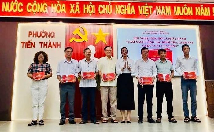 Trao tặng cẩm nang công tác kiểm tra, giám sát và kỷ luật của Đảng cho cán bộ cơ sở tại hội nghị