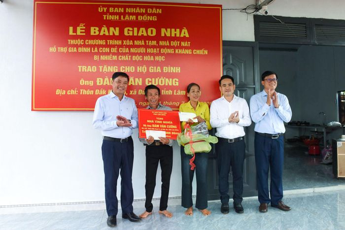 Phó Chủ tịch Thường trực UBND tỉnh Lê Trọng Yên (ngoài cùng bên trái) trao nhà Tình nghĩa cho ông Đàm Văn Cường ở xã Đức An. Ảnh: Văn Thắng