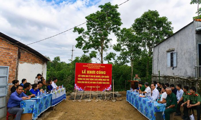 Lễ khởi công xây nhà cho hộ nghèo Lữ Thị Tế ở xã Cư Jút. Trong đó, Công ty Cổ phần Thủy điện miền Trung - Nhà máy Điện mặt trời Cư Jút hỗ trợ 70 triệu đồng; Công an xã Cư Jút hỗ trợ nhân công cùng cát, đá phục vụ thi công