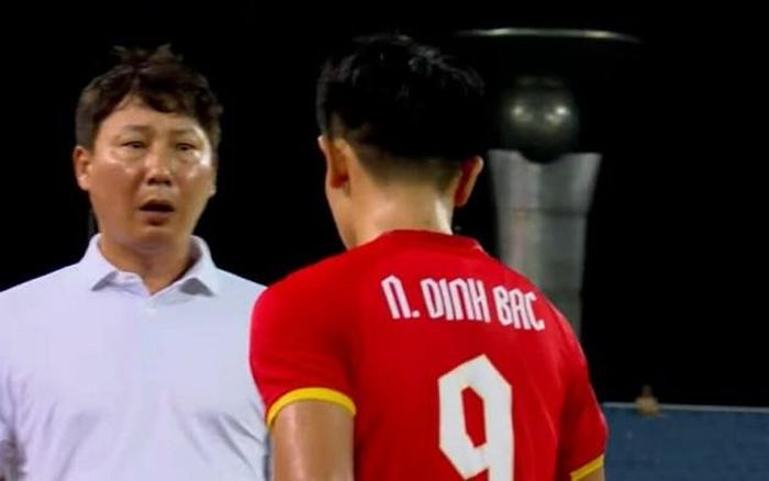 HLV Kim Sang-sik không hài lòng với Đình Bắc.