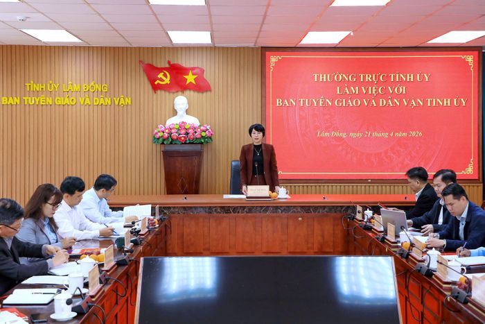 Phó Bí thư Tỉnh ủy, Chủ tịch Ủy ban MTTQ Việt Nam tỉnh Lâm Đồng Phạm Thị Phúc làm việc với tập thể lãnh đạo Ban Tuyên giáo và Dân vận Tỉnh ủy