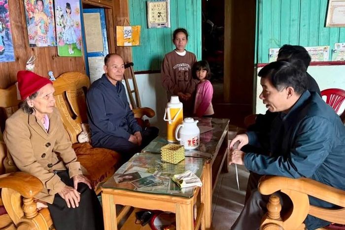 Cán bộ phường Lang Biang - Đà Lạt trực tiếp gặp gỡ để lắng nghe và giải thích cho dân hiểu các chủ trương, đường lối của Đảng, chính sách, pháp luật của Nhà nước