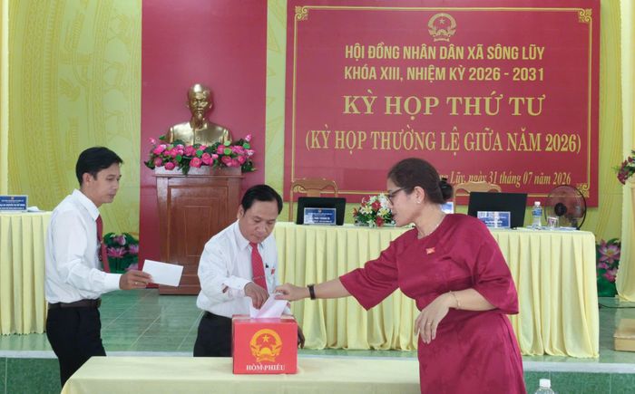 Các đại biểu bỏ phiếu bầu bổ sung Ủy viên UBND xã nhiệm kỳ 2026- 2031