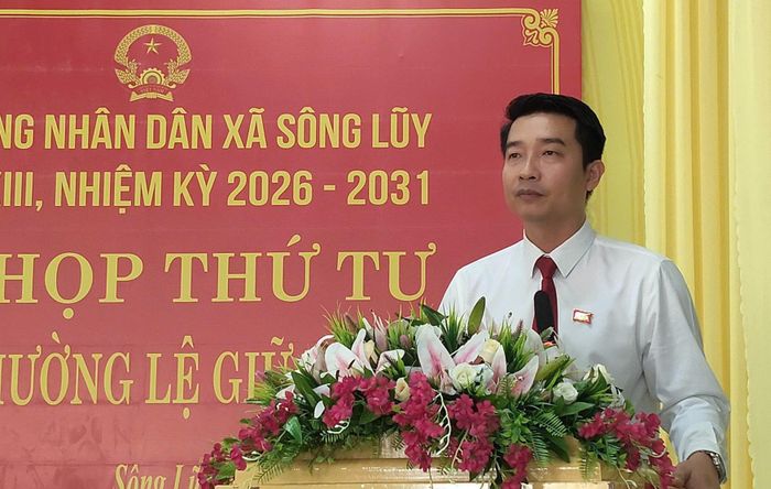 Bí thư Đảng ủy, Chủ tịch HĐND xã Sông Lũy phát biểu tại kỳ họp