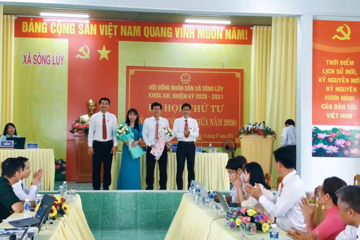 Lãnh đạo xã Sông Lũy tặng hoa, chúc mừng tân Ủy viên UBND xã