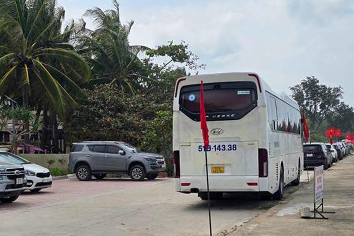 "Con đường tỷ phú” xe cộ đậu san sát tham quan Kê Gà