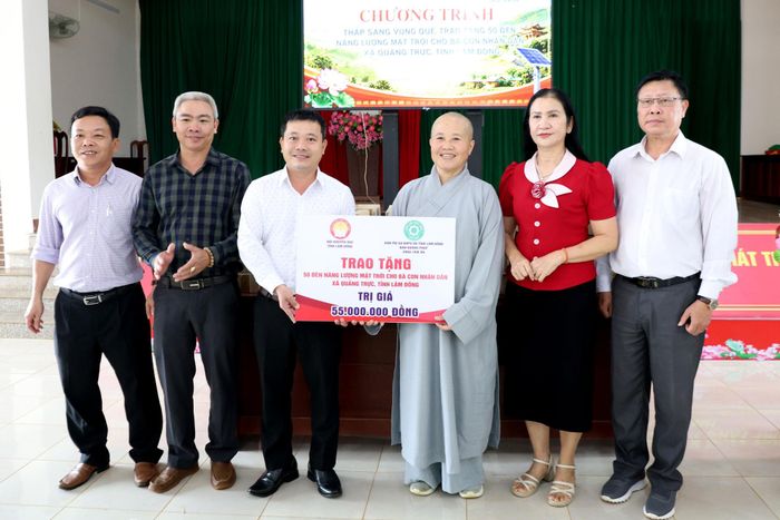 Hội Khuyến học tỉnh Lâm Đồng cùng Ban Tăng sự và Phân ban Ni giới tỉnh trao tặng 55 bộ đèn năng lượng cho xã Quảng Trực