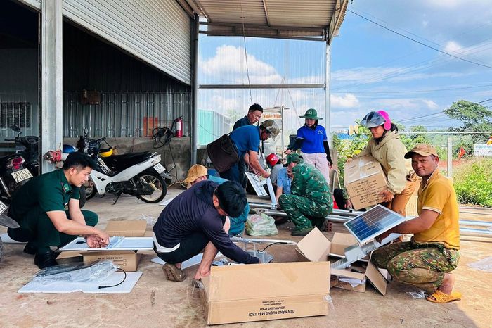 Cán bộ, chiến sĩ và người dân cùng lực lượng đoàn viên, thanh niên tham gia lắp đặt, thi công các trụ đèn năng lượng mặt trời